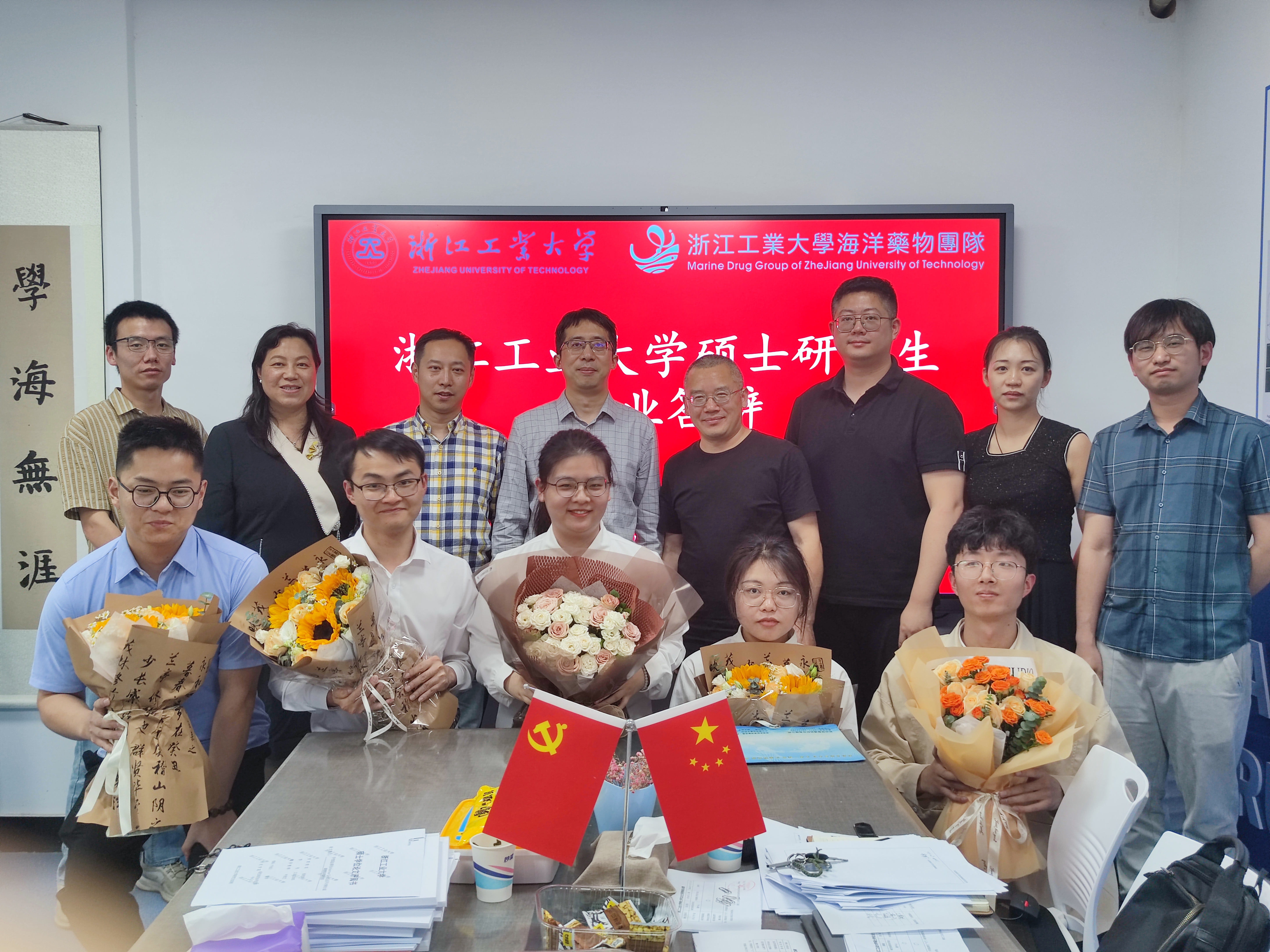 硕士师兄姐们与答辩老师们的合照 (2).jpg